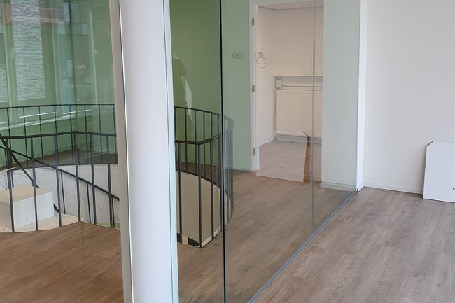 Hardglazen wanden WMC kantoor.