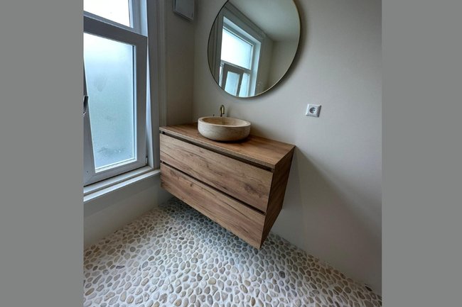 Badkamer met pebble vloer