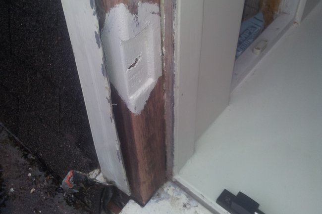 Nieuw stuk hout geplaatst bij houtrotherstel