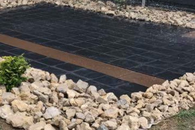 Création terrasse pavés et imitation bois et palissades