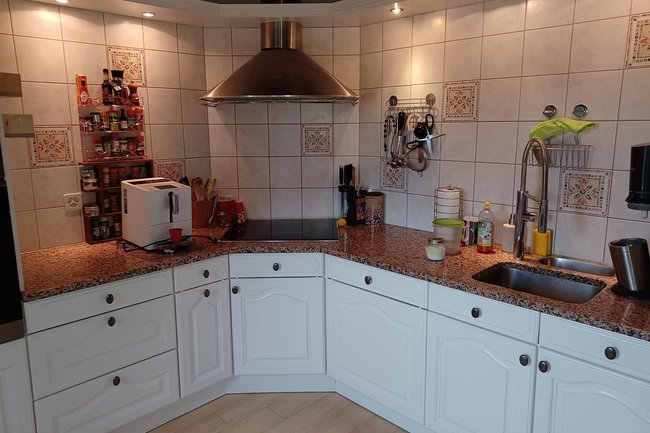 Blanchissement d'un agencement de cuisine initalement brun