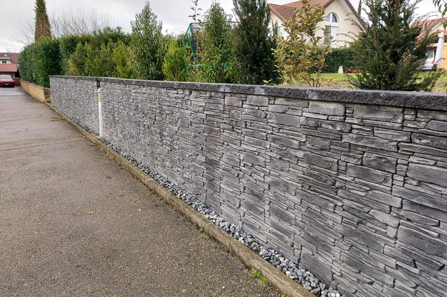 Un mur de soutènement en béton paré avec des pierres