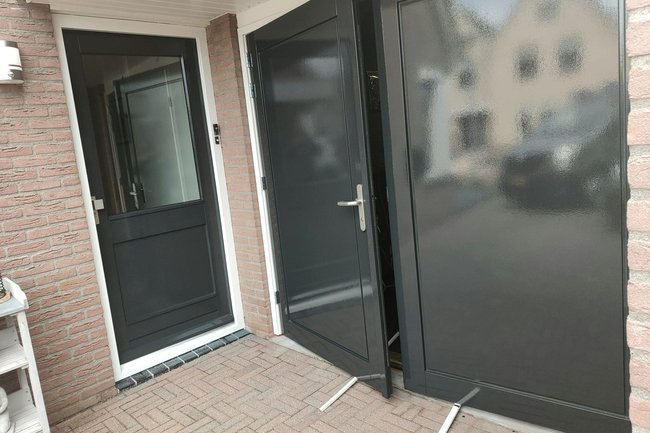 Schilderwerk voordeur en garagedeuren