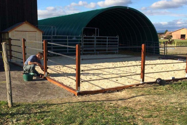 Stabulation libre pour un cheval