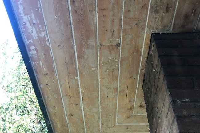 Compleet kaal schuren van 80 jaar verf en nieuw verfsysteem