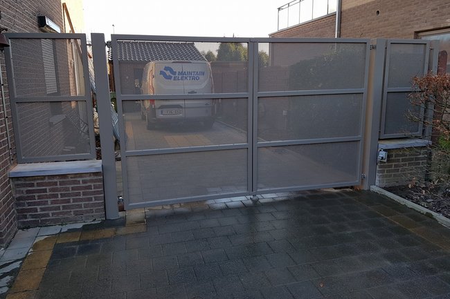 Een moderne draaipoort met automatisatie .
