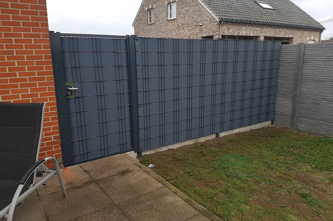 staalmathekwerk met bijpassende poort bekleed met pvc band