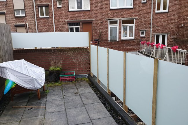 Eigen productie matt gelaagd glas balustrade.