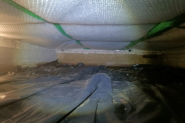 Vloerisolatie met de isolatie en reflectie deken