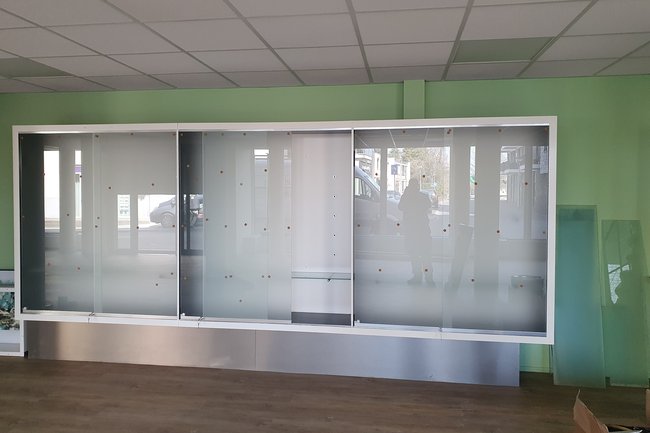 Glazen loket schuifdeuren WMC kantoor.