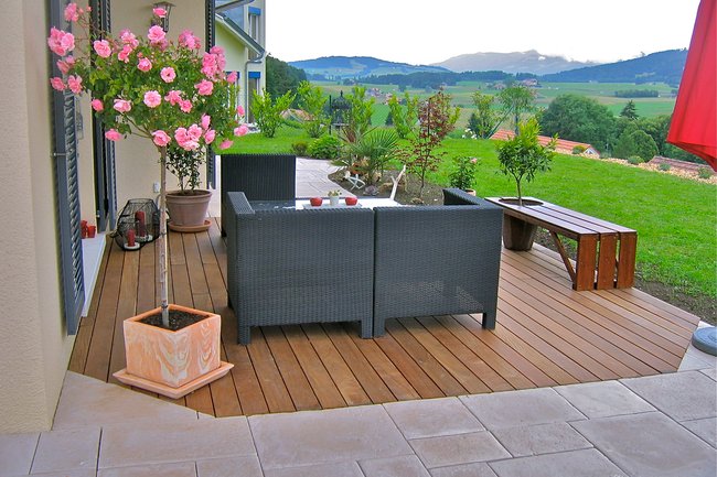 Terrasse de mélange bois exotique, et pierre.