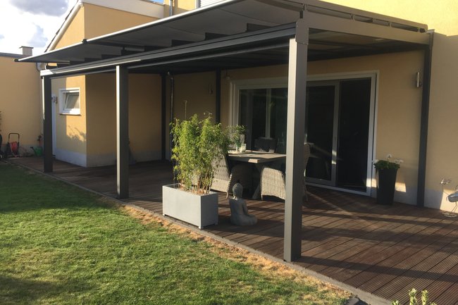 Terrasoverkapping met glas en verandazonwering