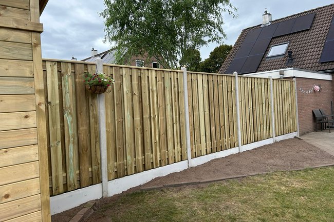 Houtbetonschutting incl tuinhuisje in Annen Augustus 2025