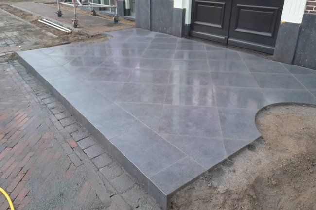 Keramische tegels diagonaal gelegd met voeg