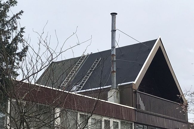 Branden van bitumen van het schuine dak