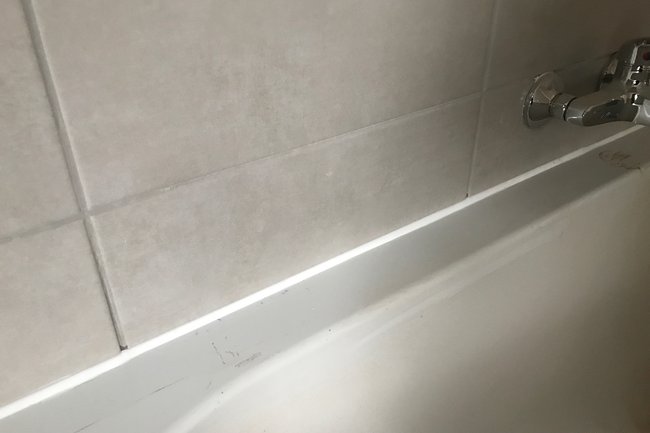 Opkitten van sanitair en plinten.