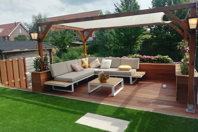 Aanleg bestrating, kunstgras, vlonderterras ophet water, etc