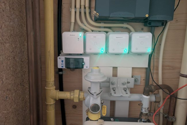 De ontvangers netjes afgemonteerd in de meterkast.