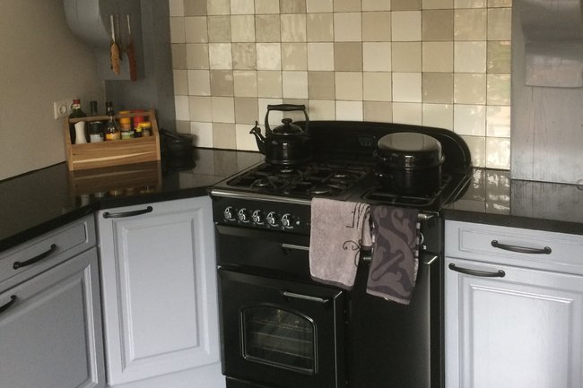 Keuken geschilderd. Goedkoper dan spuiten, maar net zo mooi.