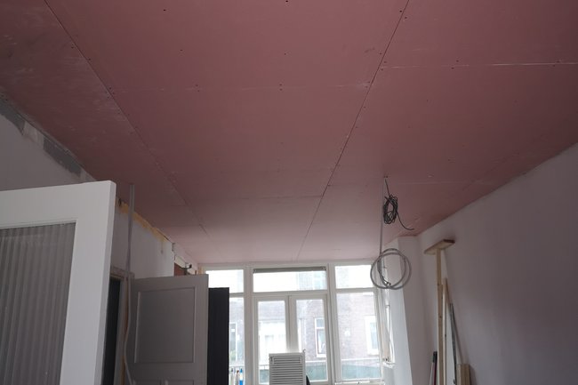 Plafonds verlaagd met brandwerende gipsplaten.