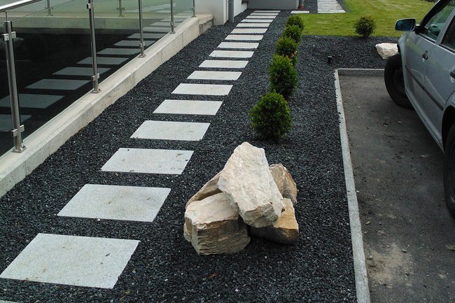 Chemin en pas japonais et gravier noir bordé de buis