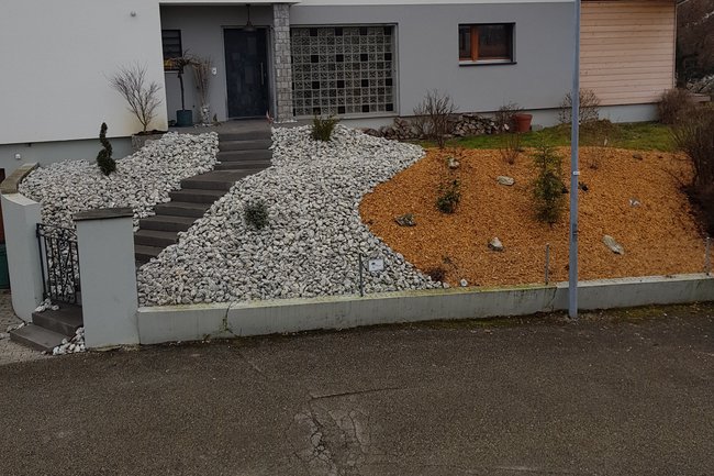 Escaliers bordés d'un jardin minéral et d'arbustes indigènes