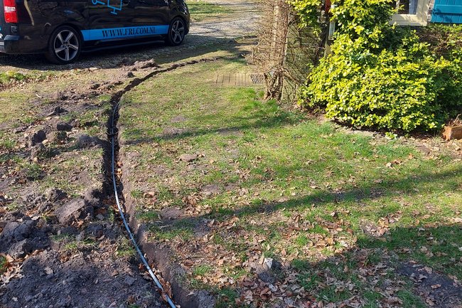 Internetkabel aanleggen naar bijgebouw.