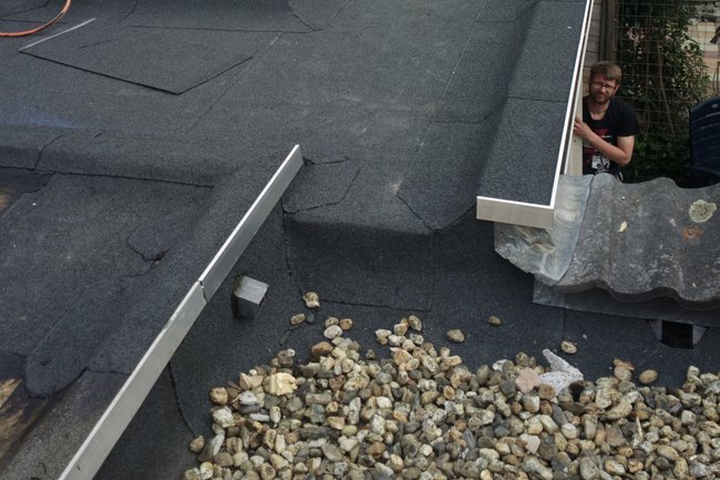 Nieuw gebouwde overkapping met aansluitingen op bestaand.