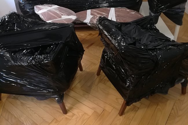 empaquetado de muebles con mantas y plastico fil