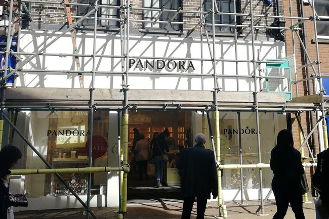 New roof for Pandora the jewellery shop