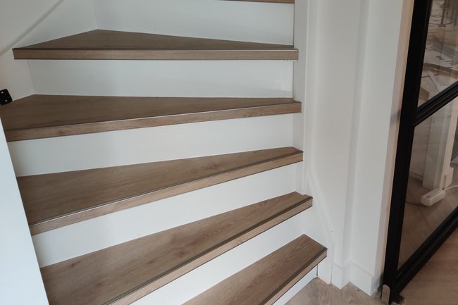 Dichte trap met pvc en MDF stootborden