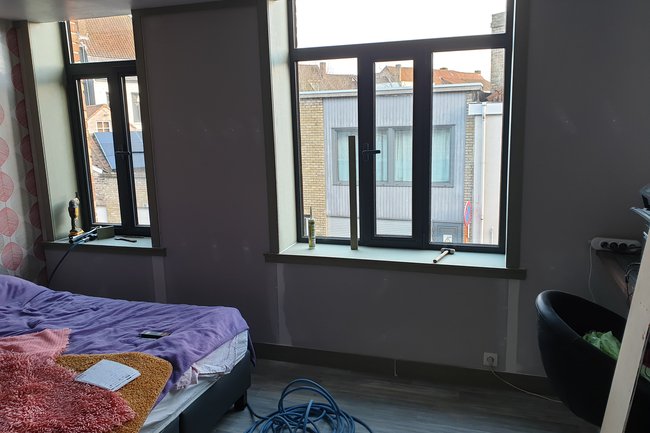 Wand isoleren en afwerken met gyproc, ramen afwerken met MDF