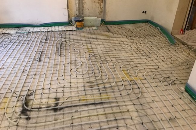 Nieuwe geïsoleerde betonvloer, inclusief vloerverwarming