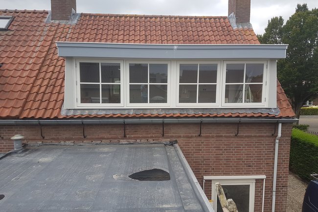 Geplaatse dakkapel met hardhouten kozijnen en redcedar delen