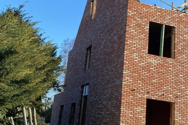 Nieuwbouw in uitvoering met gevel- en ruwbouwwerk