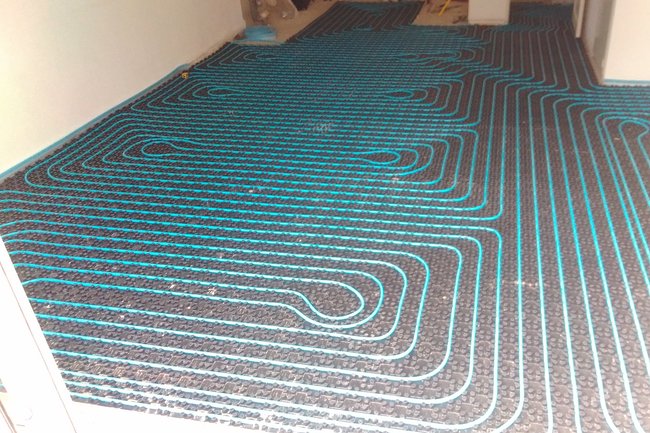 vloer uitgevlakt, noppenplaat met isolatie toegepast.