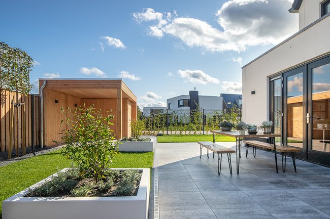 Aanleg complete tuin met overkapping en schuur.