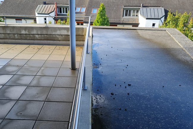 Terrasse mit Hochdruckreinigung vorher und nachher.