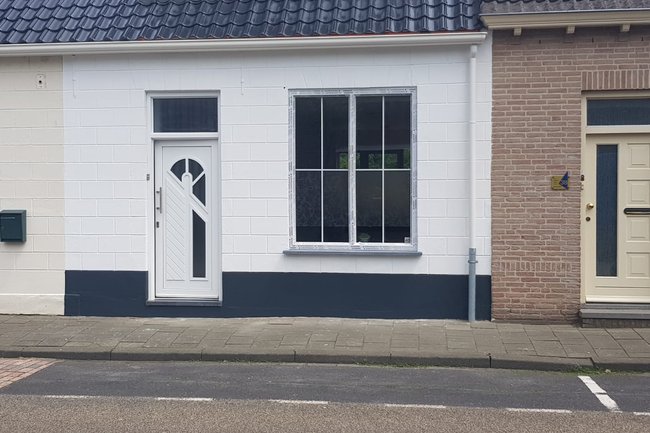 Wit en donkergrijs onderkant.
€650,- inclusief materiaal