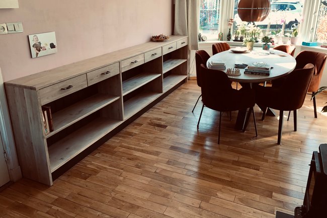 Axon interieurbouw / Massief eiken tafel en boeken kast