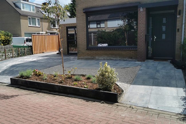Heinoord voortuin, bestrating, grind, beplanting etc.