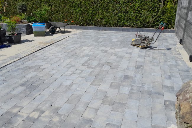 Achtertuin bestraat met 30x20x6 betonstenen