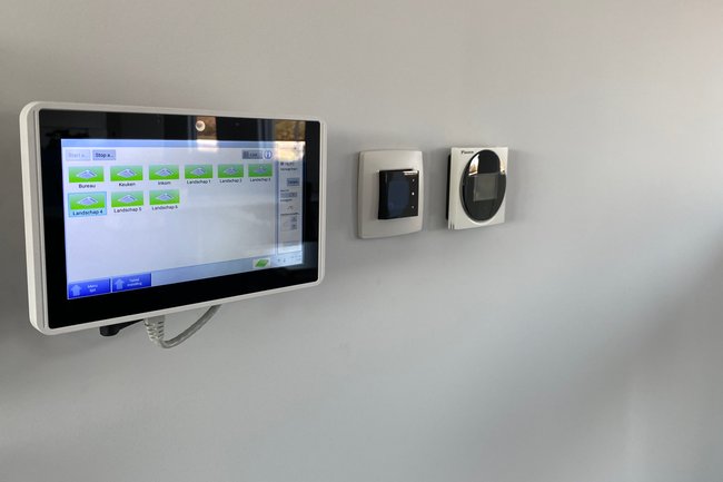 Touchscreen bediening voor het gebruik van meerdere units