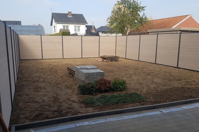 composiete schutting in zandkleur