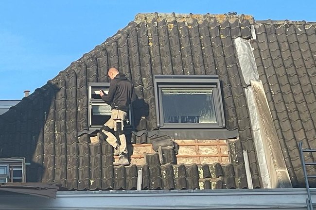 nieuwe kunstof velux ramen 
Met rolluiken monteren
