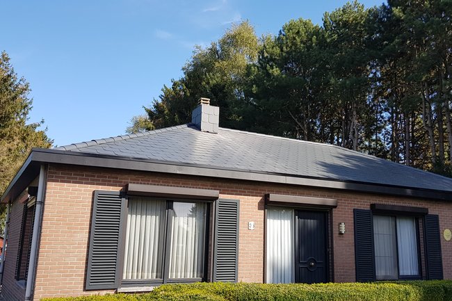 Vervangen van oude asbestleien door nieuwe leien.