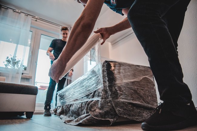 Unsere Kängurus beim sicheren Verpacken eines Sofas.