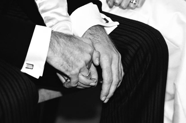Hand in hand tijdens huwelijksvoltrekking