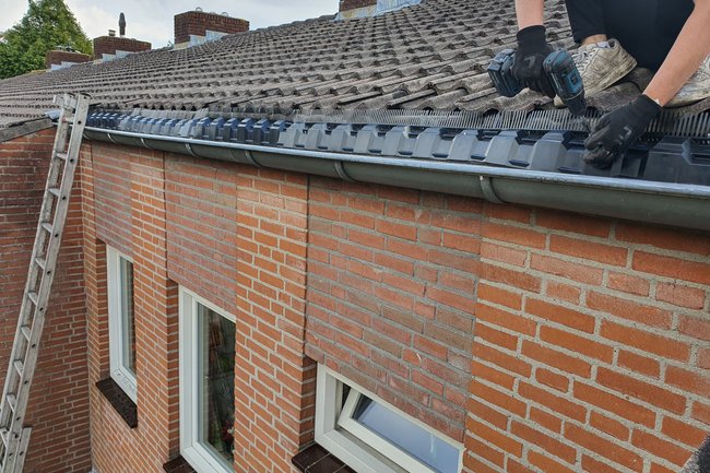 Plaatsen van spatwaterprofielen met vogelwering