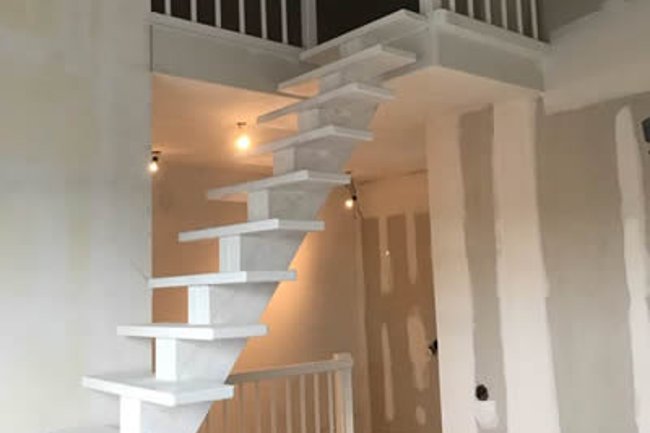 nieuwe trap in de woonkamer